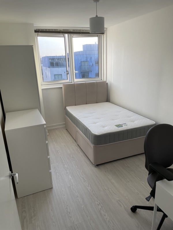 Flat Vicarage Lane in Greater London