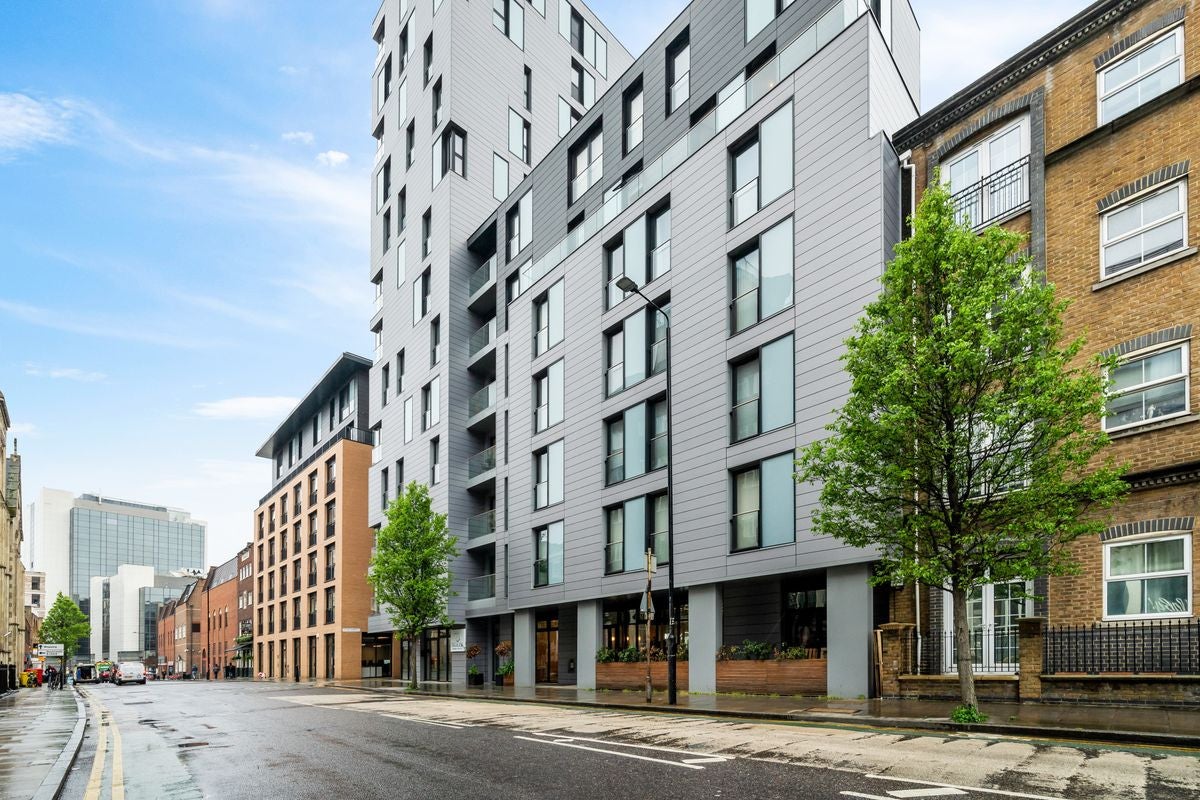 Flat Dock Street in Greater London
