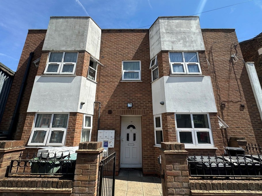 Flat La Rose Lane in Greater London