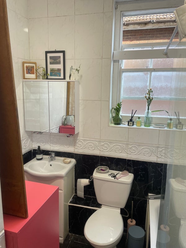 Room Cranwich Road in Greater London