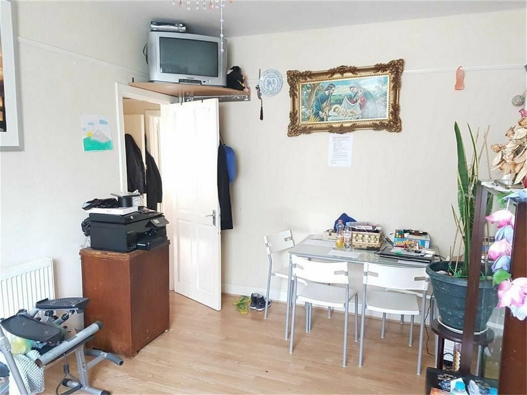 Flat Bermans Way in Greater London