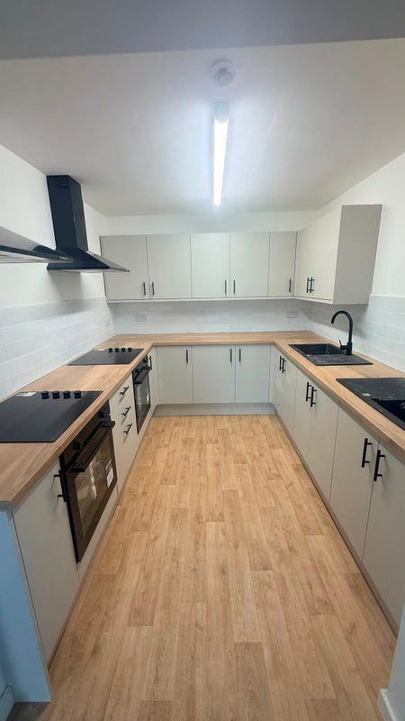 Room Manchester Road in Farnworth
