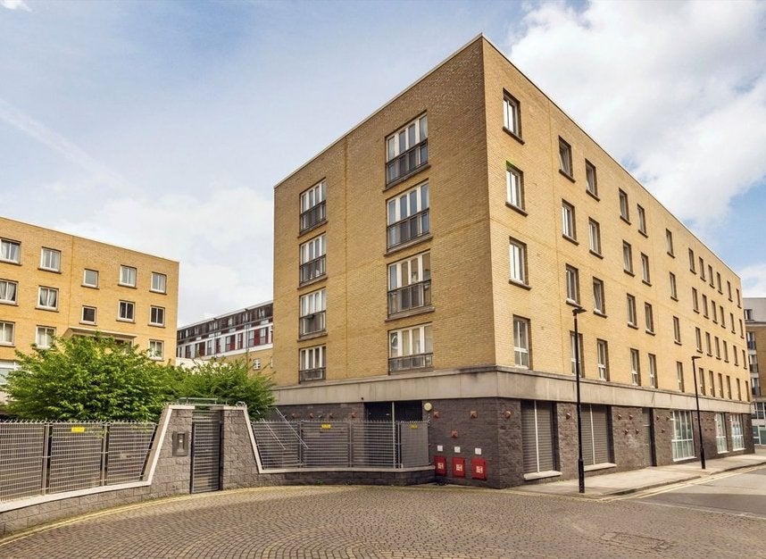 Flat Plumbers Row in Greater London