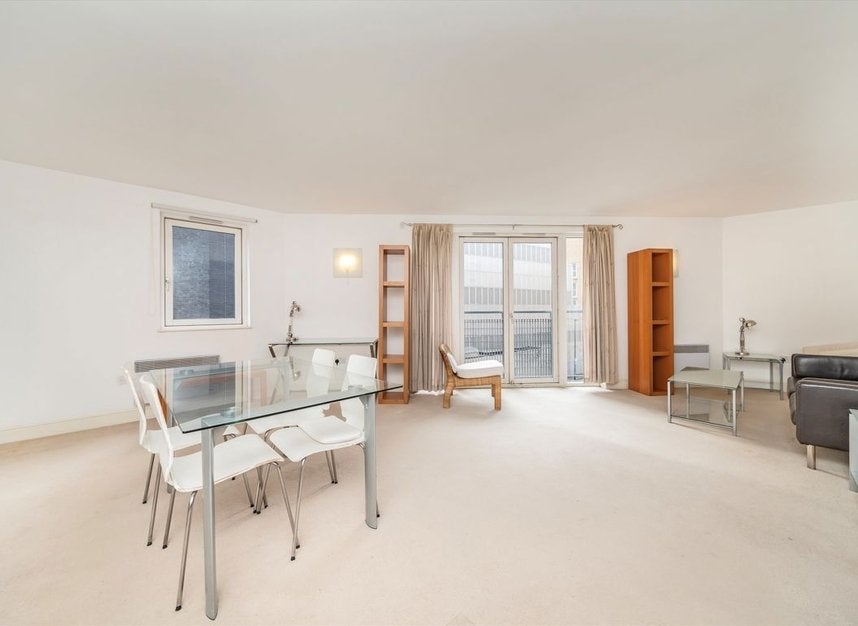Flat Plumbers Row in Greater London