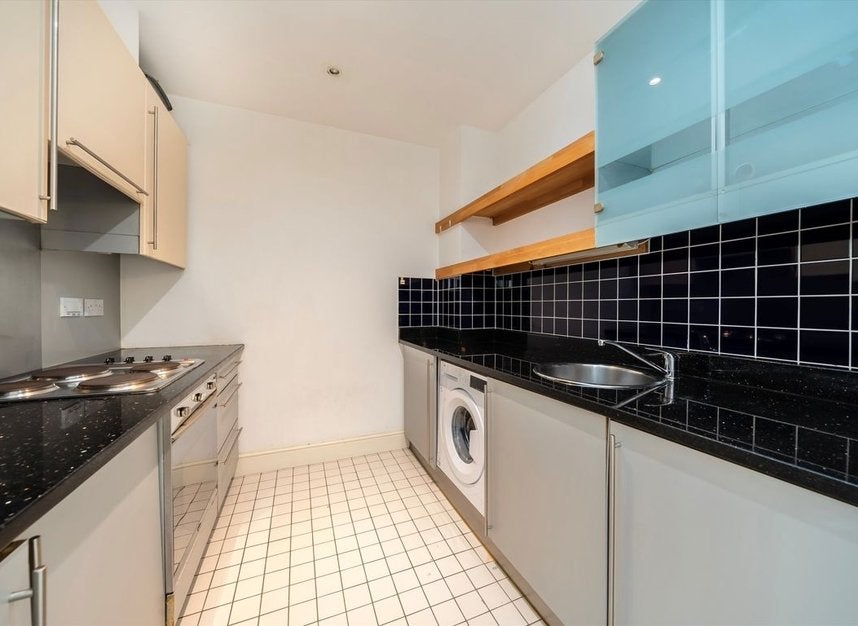 Flat Plumbers Row in Greater London