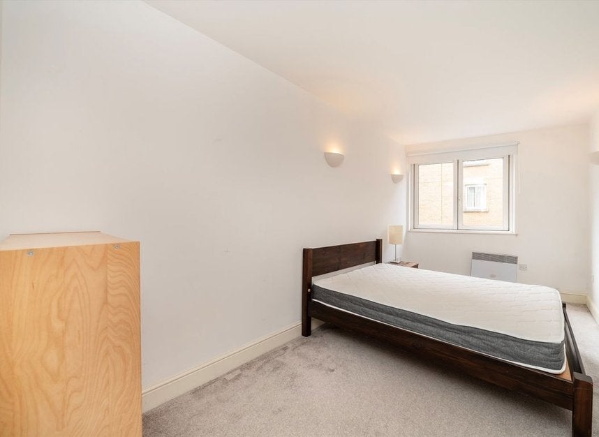 Flat Plumbers Row in Greater London
