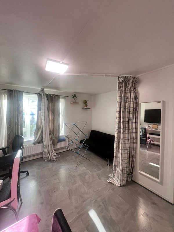 Room City Road in Greater London
