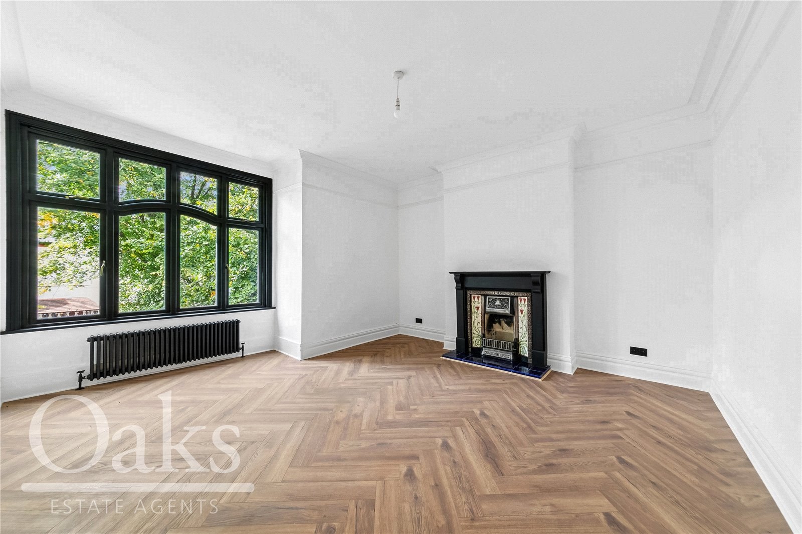 Flat Fernwood Avenue in Greater London