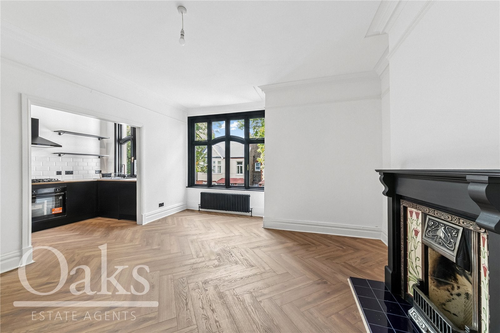 Flat Fernwood Avenue in Greater London