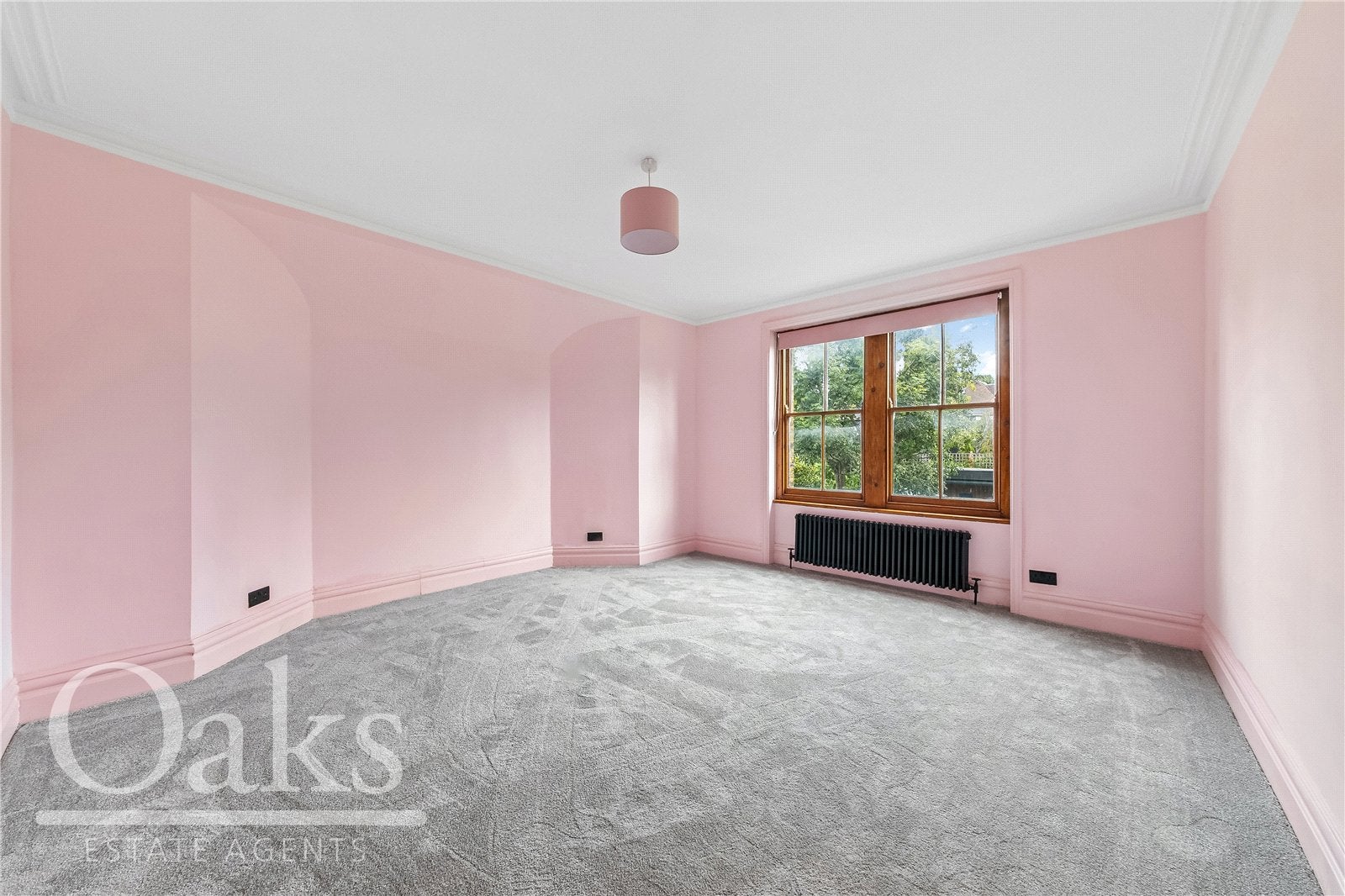 Flat Fernwood Avenue in Greater London