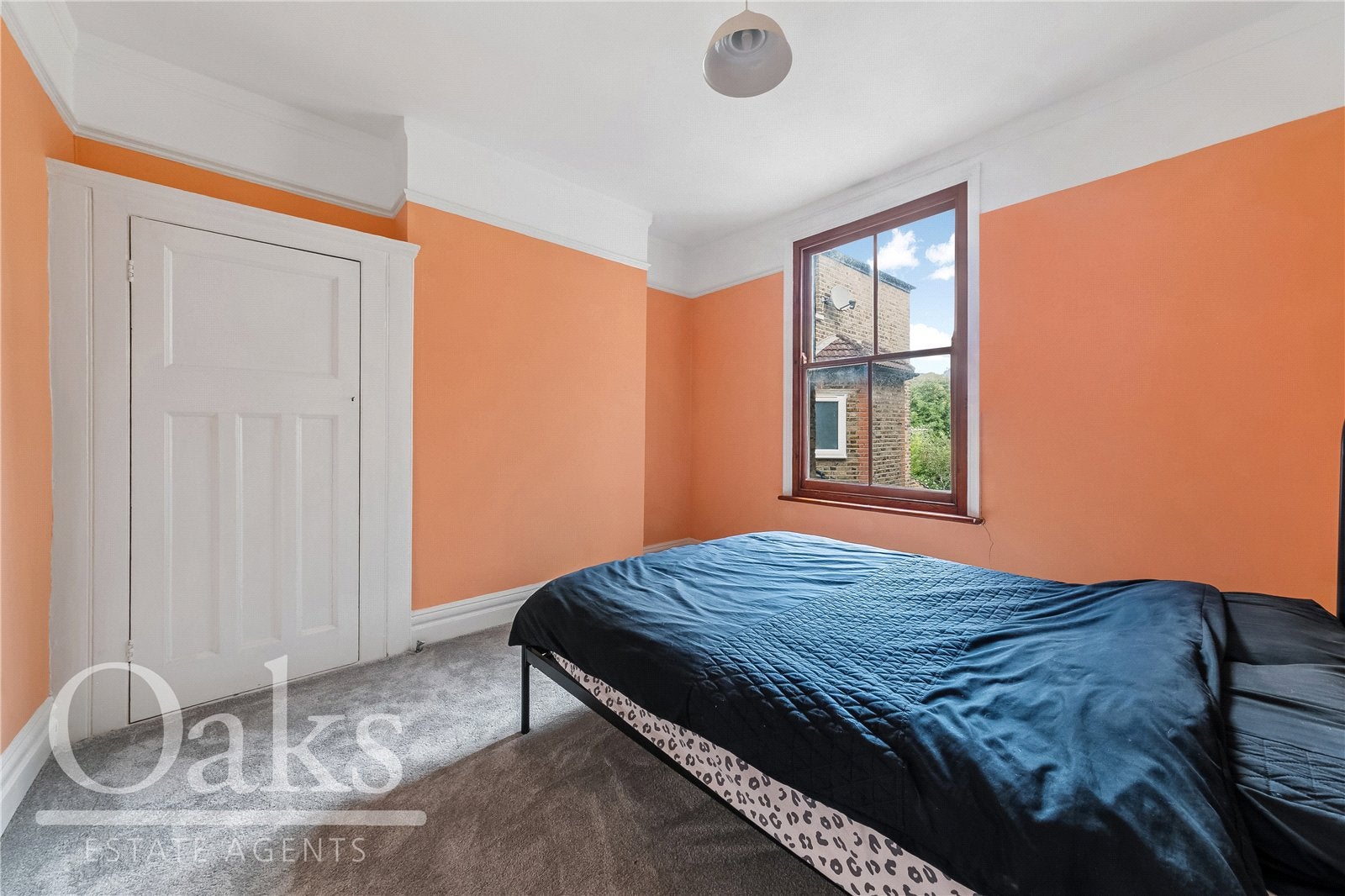 Flat Fernwood Avenue in Greater London