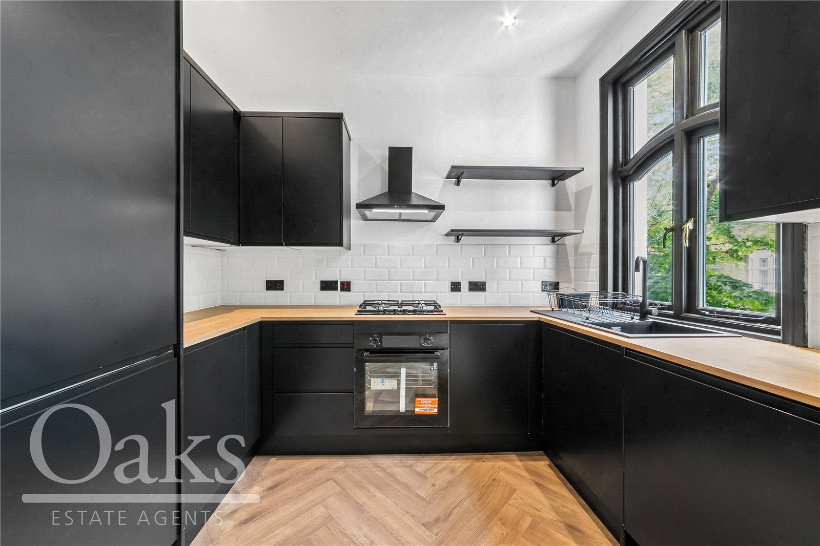 Flat Fernwood Avenue in Greater London