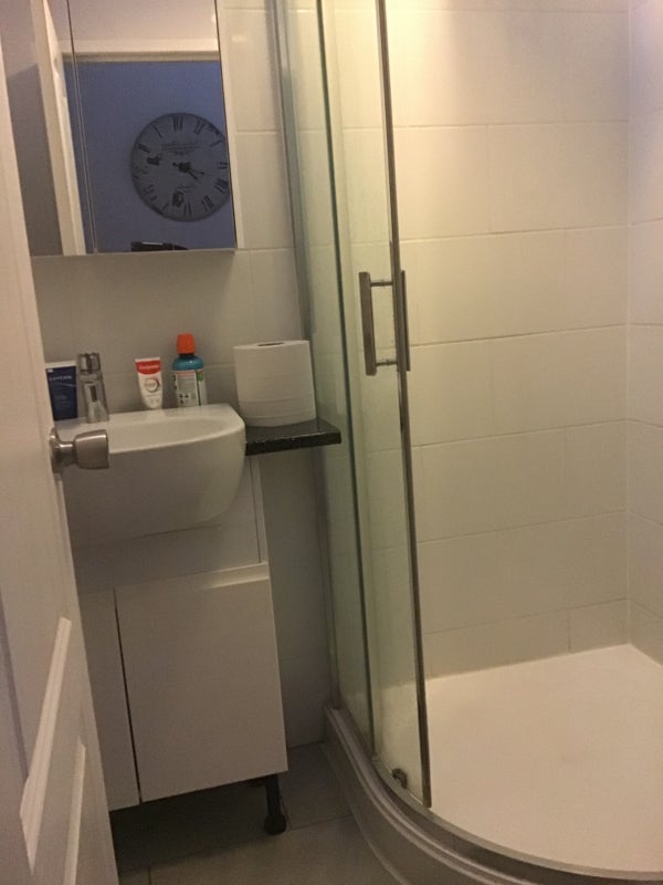 Room Hood Close in Greater London
