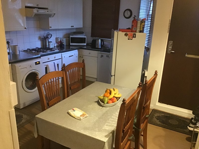 Room Hood Close in Greater London