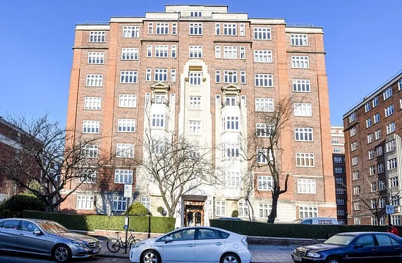 Flat Grove End Road in City of Westminster