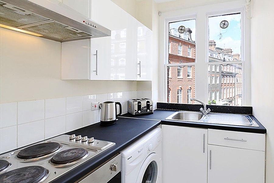 Flat Hill Street in City of Westminster