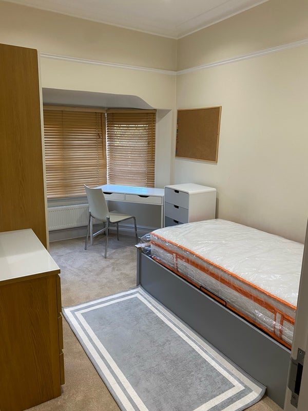 Room Powys Lane in Greater London