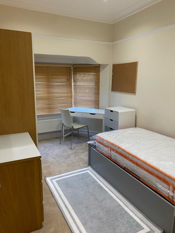 Room Powys Lane in Greater London