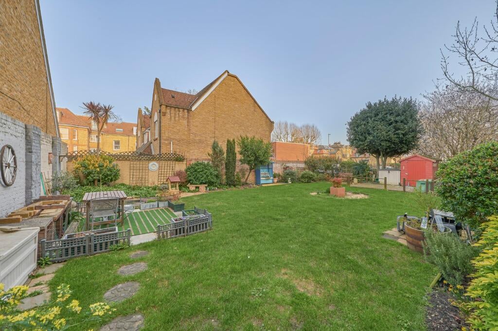 Flat Magdalen Road in Greater London