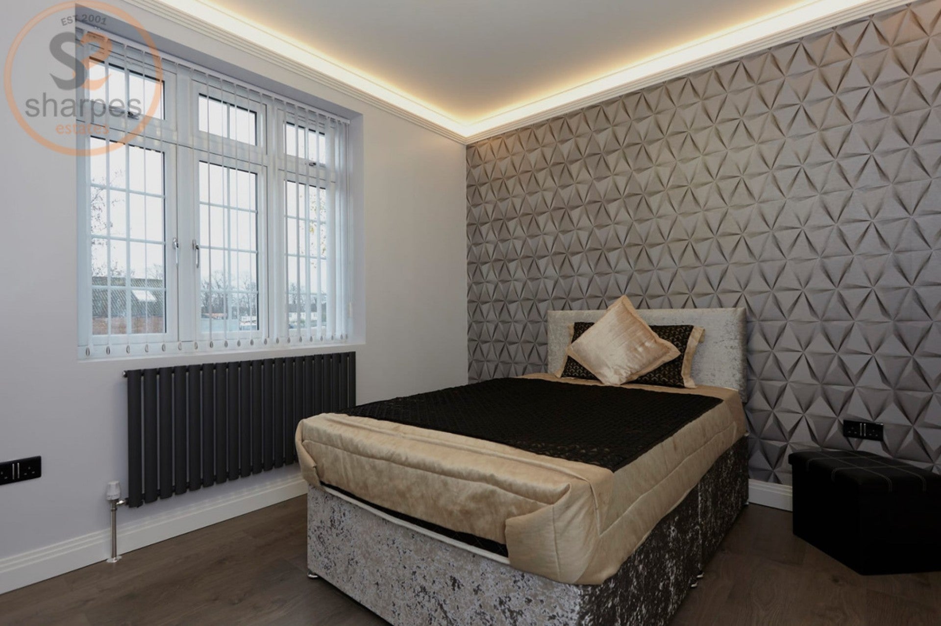 Room Rose Avenue in Greater London