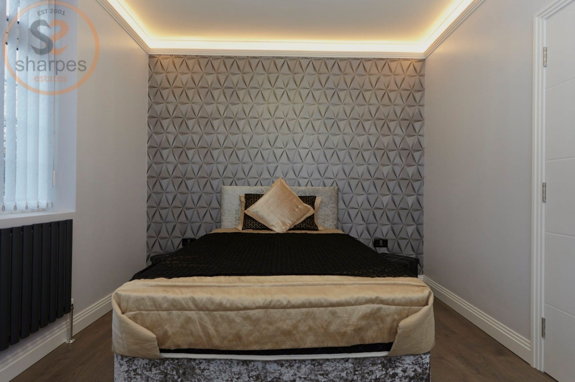 Room Rose Avenue in Greater London