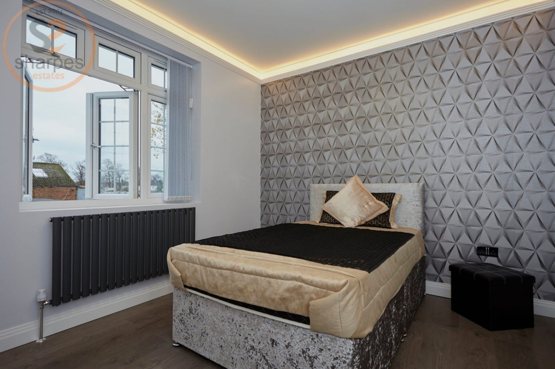 Room Rose Avenue in Greater London