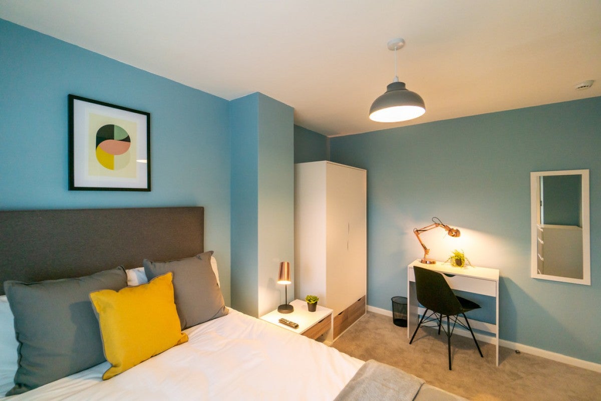 Room St Saviours Road in Reading