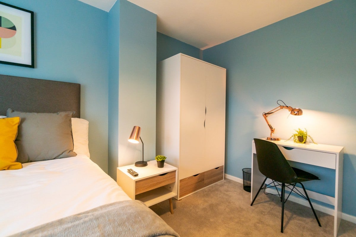 Room St Saviours Road in Reading