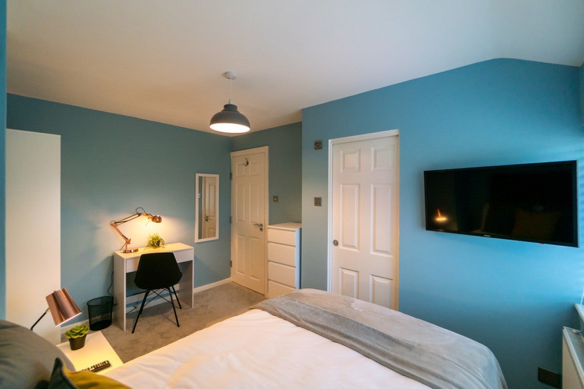 Room St Saviours Road in Reading