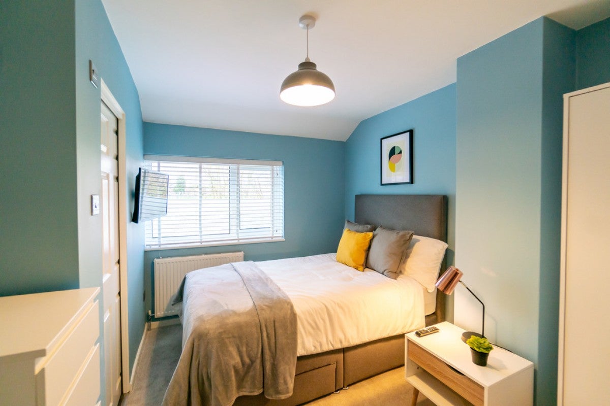 Room St Saviours Road in Reading