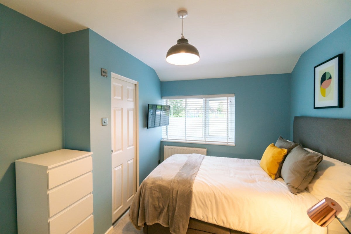 Room St Saviours Road in Reading