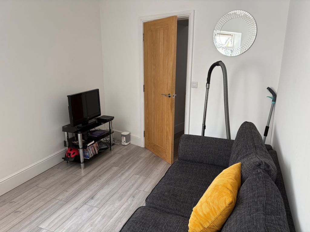 Room Albert Street in Llanelli