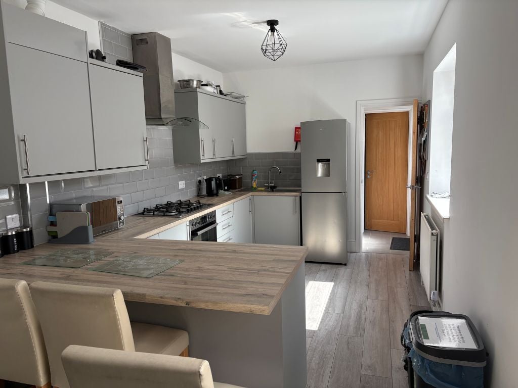 Room Albert Street in Llanelli