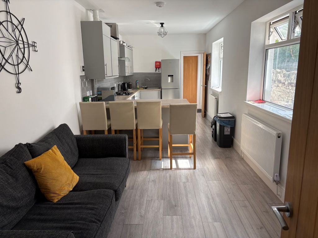 Room Albert Street in Llanelli