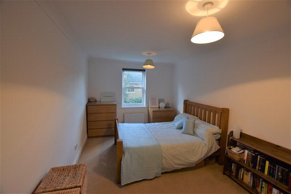 Flat Ravens Close in Greater London