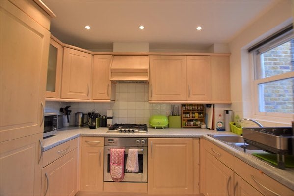 Flat Ravens Close in Greater London
