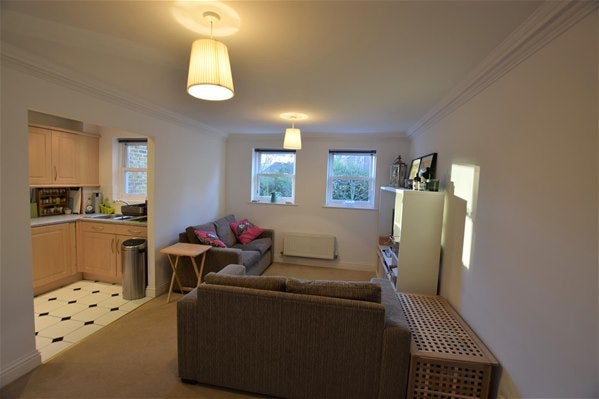 Flat Ravens Close in Greater London