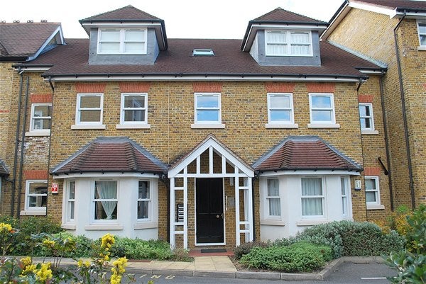 Flat Ravens Close in Greater London