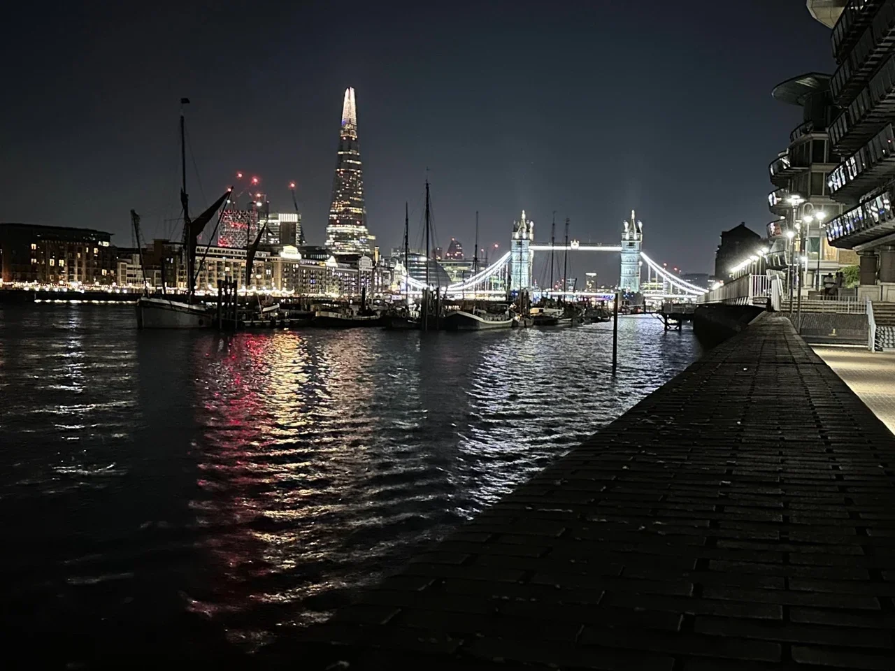 Flat Wapping High Street in Greater London