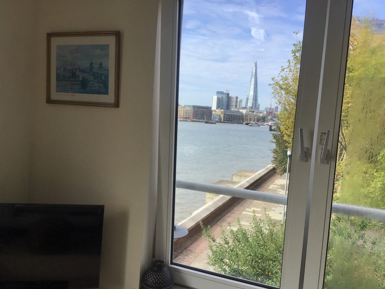 Flat Wapping High Street in Greater London