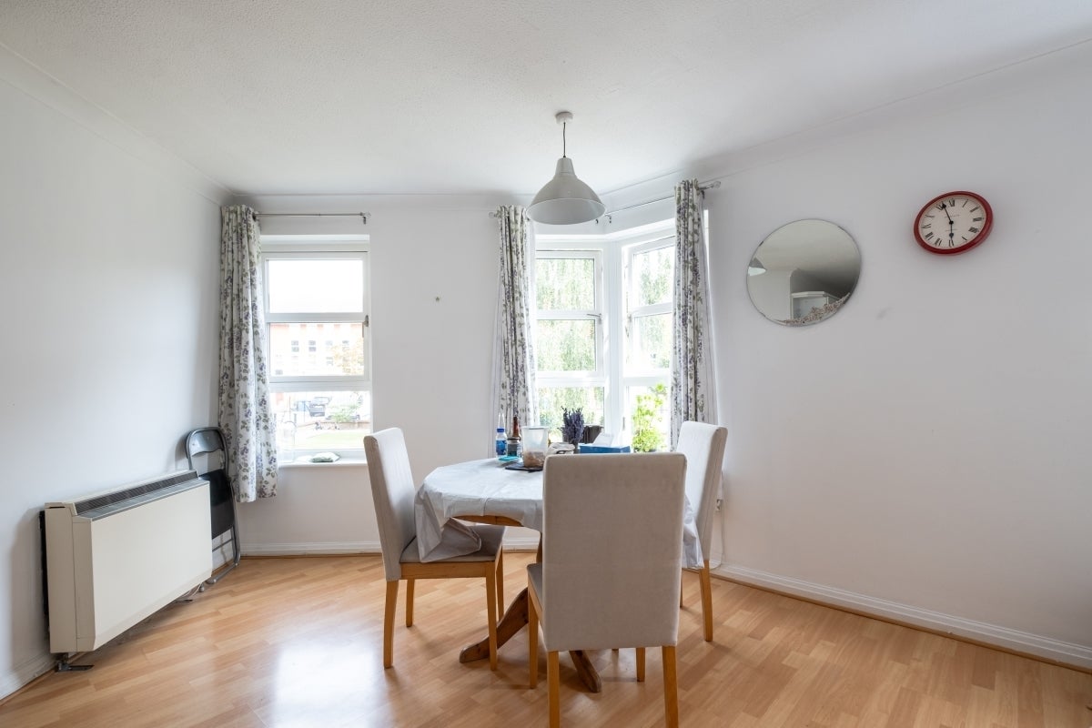 Flat Wolfe Crescent in Greater London
