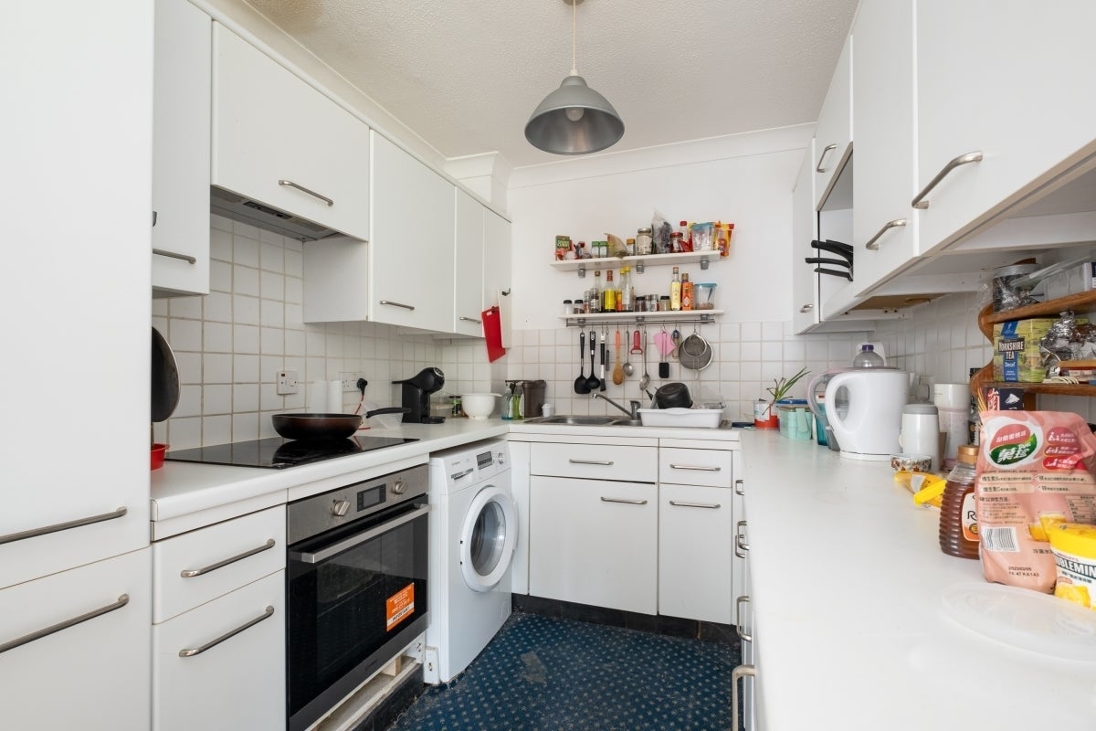 Flat Wolfe Crescent in Greater London