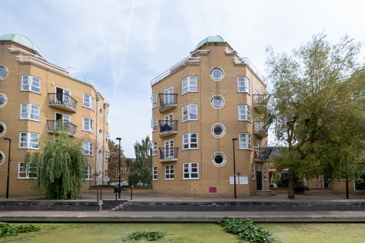 Flat Wolfe Crescent in Greater London