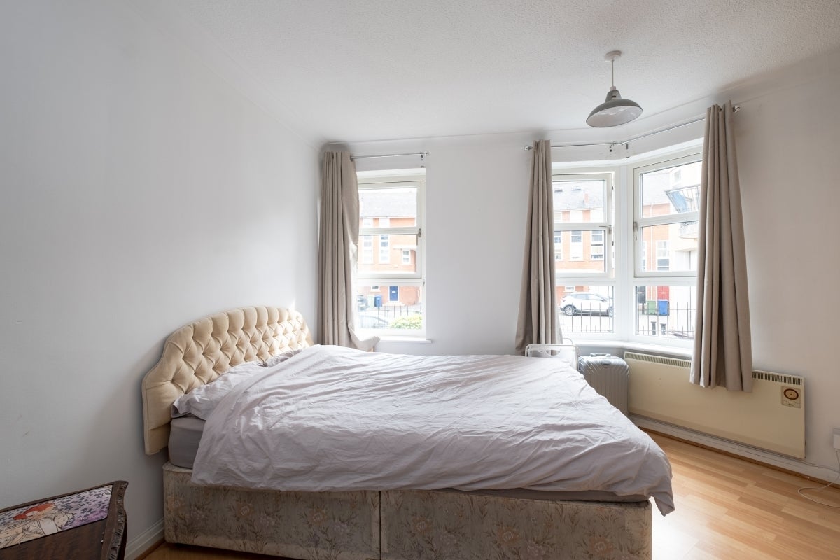 Flat Wolfe Crescent in Greater London