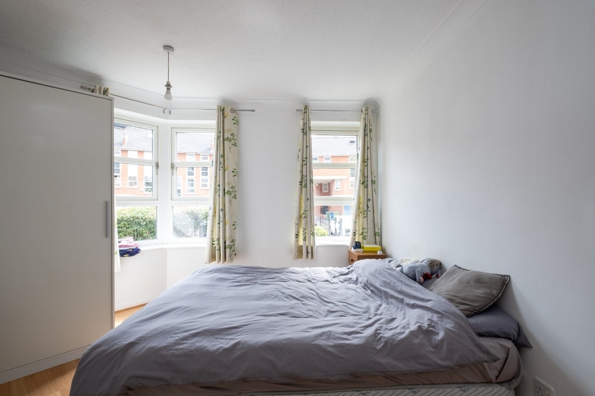 Flat Wolfe Crescent in Greater London
