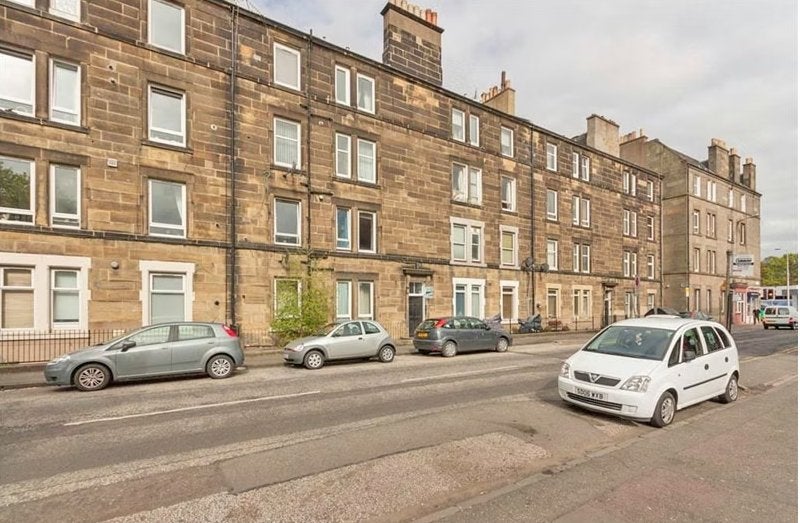 Flat Saughton Mains Gardens in City of Edinburgh