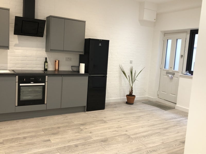 Flat Shrublands Close in Greater London