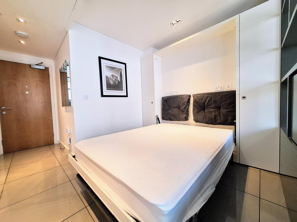 Flat Hampstead Road in Greater London