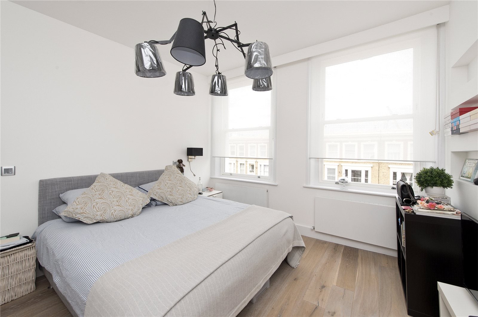 Flat Longridge Road in Greater London