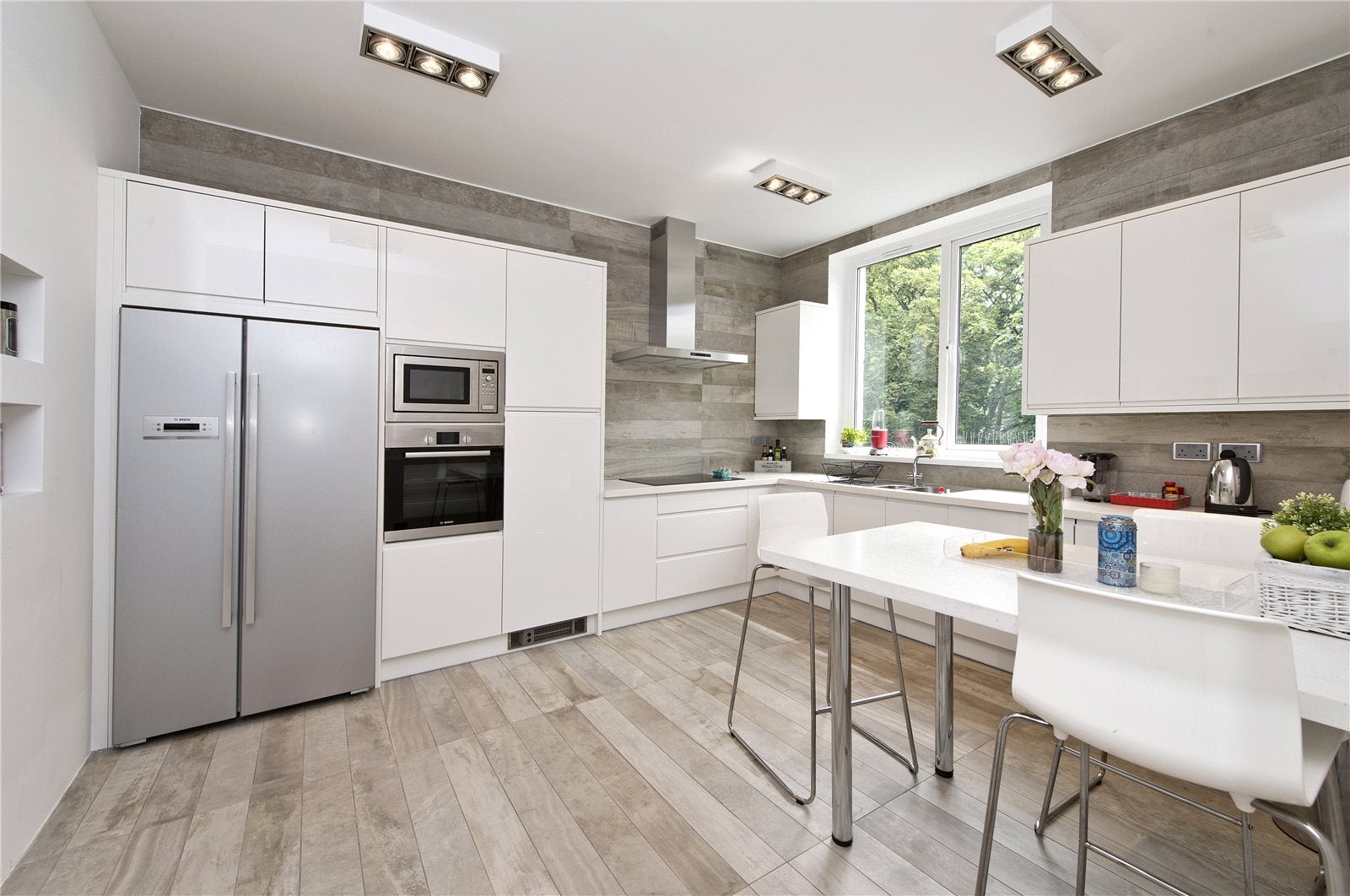 Flat Longridge Road in Greater London